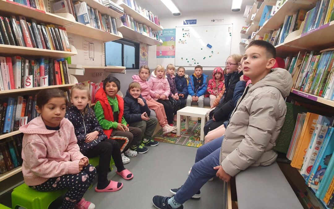 NAJMLAĐI OSNOVNOŠKOLCI POSJETILI NOVI BIBLIOBUS