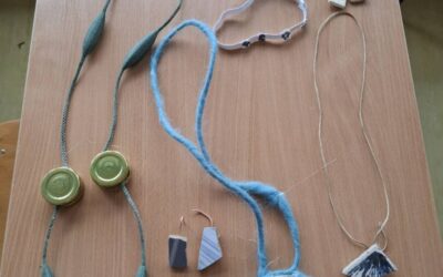 Učenici 6. razreda izradili nakit od recikliranim materijala