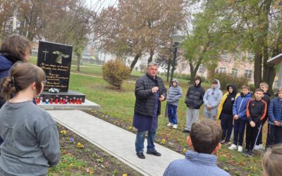 OŠ LEGRAD ODALA POČAST ŽRTVAMA VUKOVARA I ŠKABRNJE UZ NOVO SPOMEN-OBILJEŽJE BRANITELJIMA