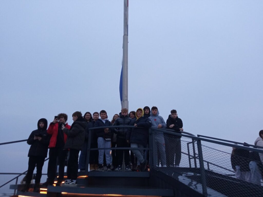 Učenici na vodotornju