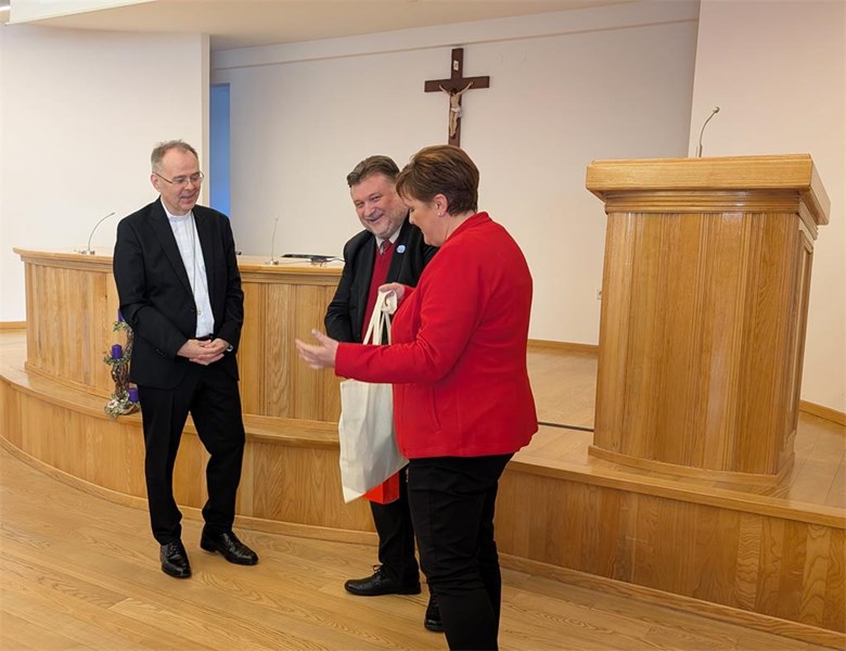 Predstavnici ravnatelja KKŽ uručuju poklon biskupu