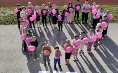 RUŽIČASTIM BALONIMA POSLALI VAŽNU PORUKU: MAMA, BUDI ZDRAVA!